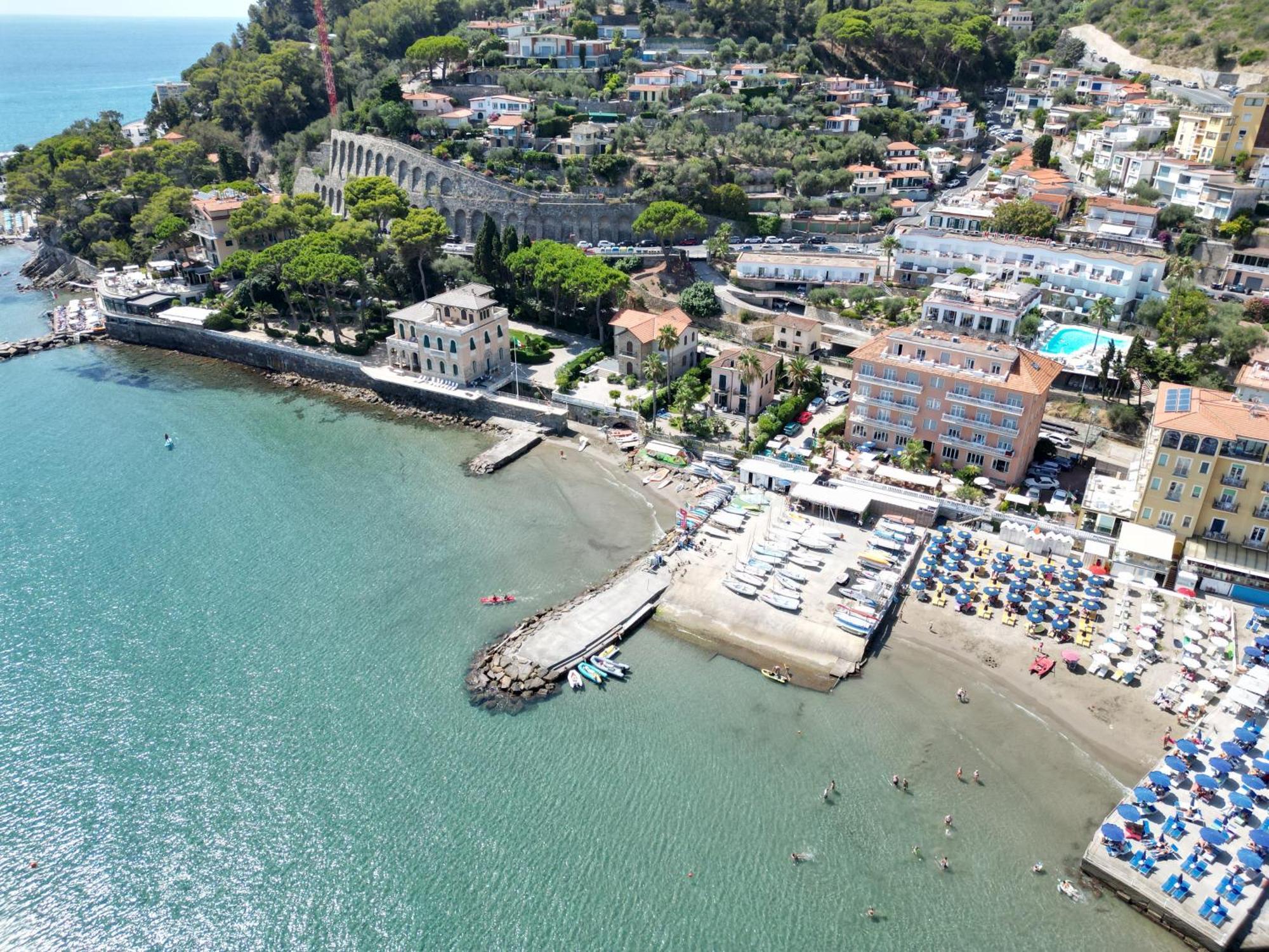 Hotel Golfo E Palme Диано-Марина Экстерьер фото