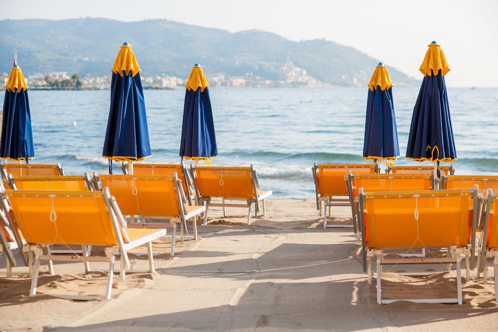 Hotel Golfo E Palme Диано-Марина Экстерьер фото